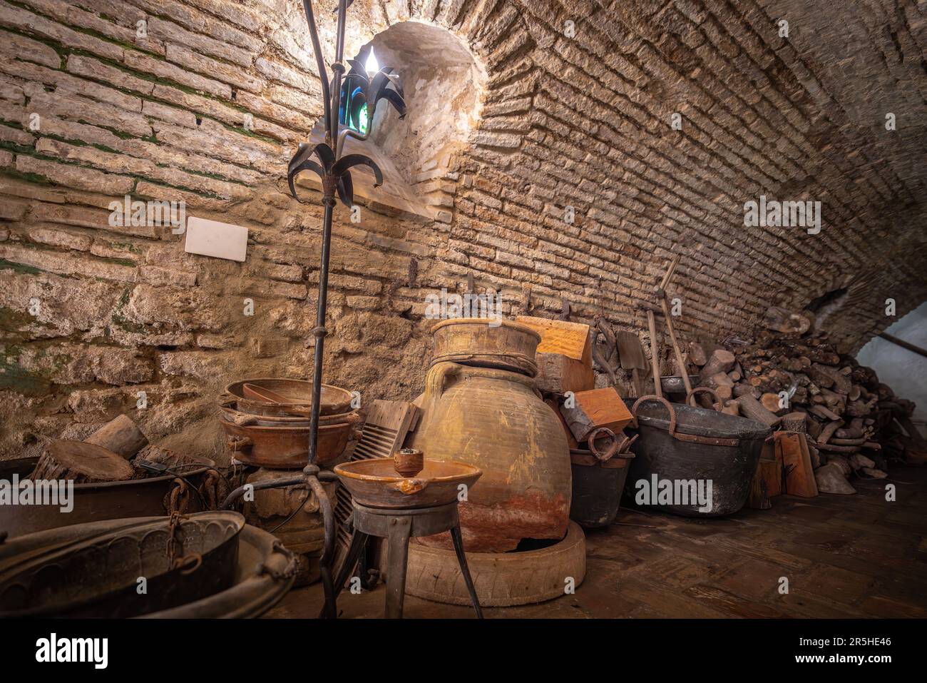 Casa Andalusi (Casa dell'Andalusia) seminterrato con vasi e strumenti antichi - Cordoba, Andalusia, Spagna Foto Stock