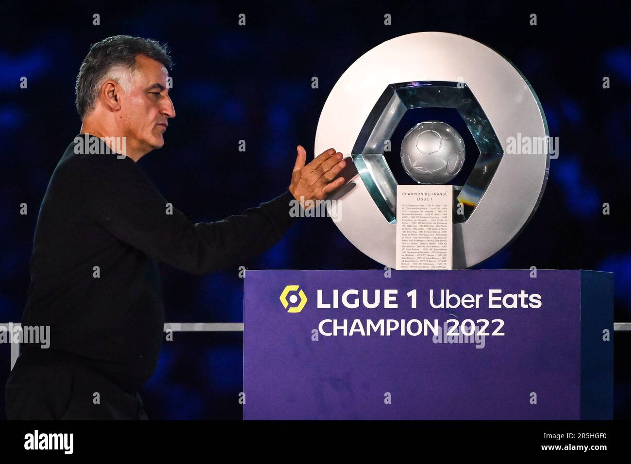 Christophe GALTIER di PSG tocca il trofeo del vincitore del campionato  Ligue 1 2022-2023 durante la partita di calcio del campionato francese  Ligue 1 tra Paris Saint-Germain e Clermont Foot 63 il