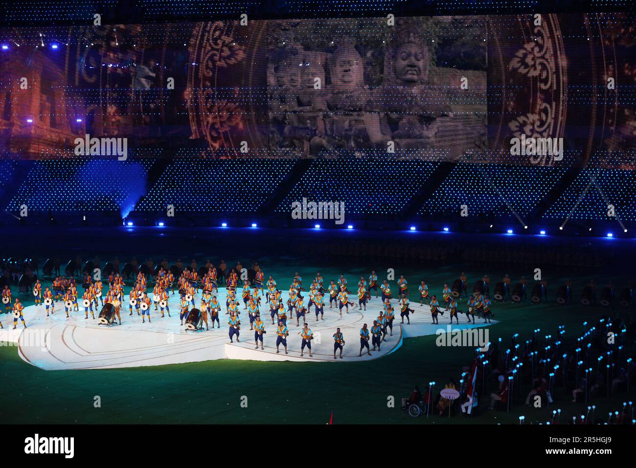 Phnom Penh. 3rd giugno, 2023. Gli artisti si esibiscono durante la cerimonia di apertura dei Para Games dell'ASEAN 12th presso lo Stadio Nazionale Morodok Techo di Phnom Penh, Cambogia, il 3 giugno 2023. I 12th ASEAN Para Games sono stati ufficialmente inaugurati qui sabato sera. Credit: Sovannara/Xinhua/Alamy Live News Foto Stock