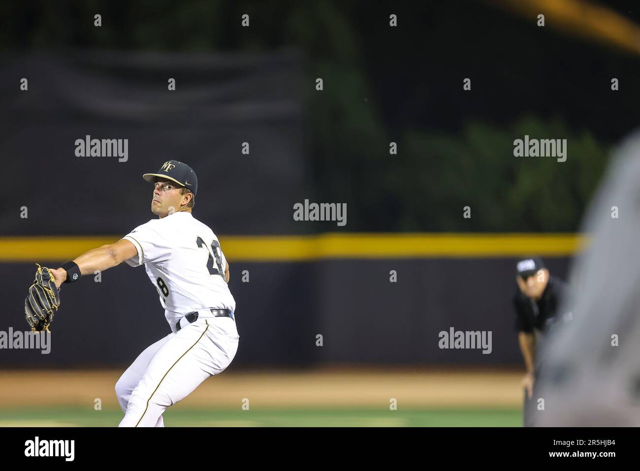 2 giugno 2023: Wake Forest University laureato Cole Roland (28) piazzole a George Mason. Wake Forest vince 12 - 0 contro George Mason. Torneo regionale NCAA - partita di baseball tra George Mason e la Wake Forest University al David F. Couch Ballpark, Winston Salem. Carolina del Nord. David Beach/CSM Foto Stock