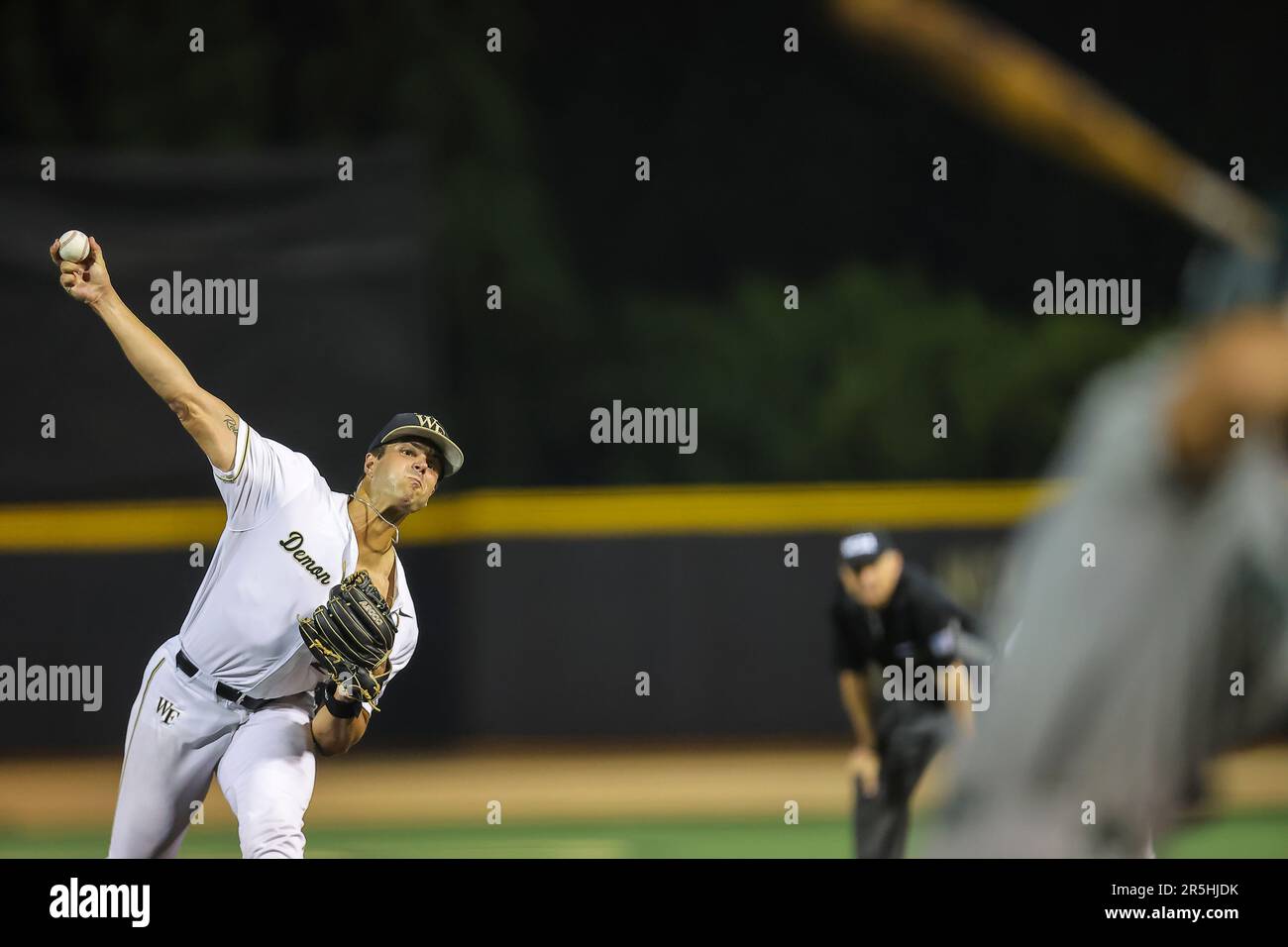 2 giugno 2023: Wake Forest University laureato Cole Roland (28) piazzole a George Mason. Wake Forest vince 12 - 0 contro George Mason. Torneo regionale NCAA - partita di baseball tra George Mason e la Wake Forest University al David F. Couch Ballpark, Winston Salem. North Carolina.David Beach/CSM(Credit Image: © David Beach/Cal Sport Media) Foto Stock