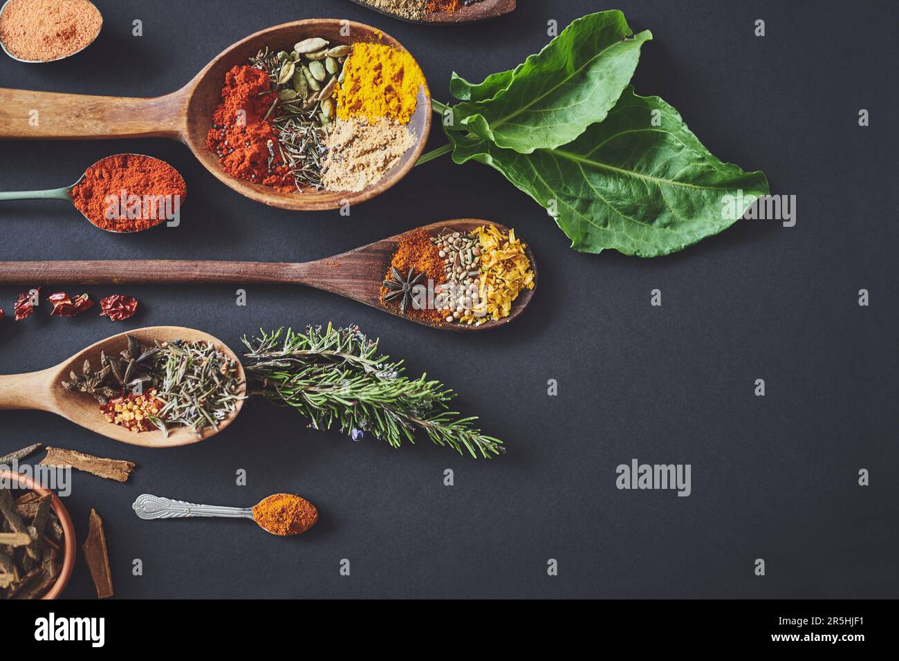 Aggiunga una certa spezia nella vostra vita. un assortimento di spezie. Foto Stock