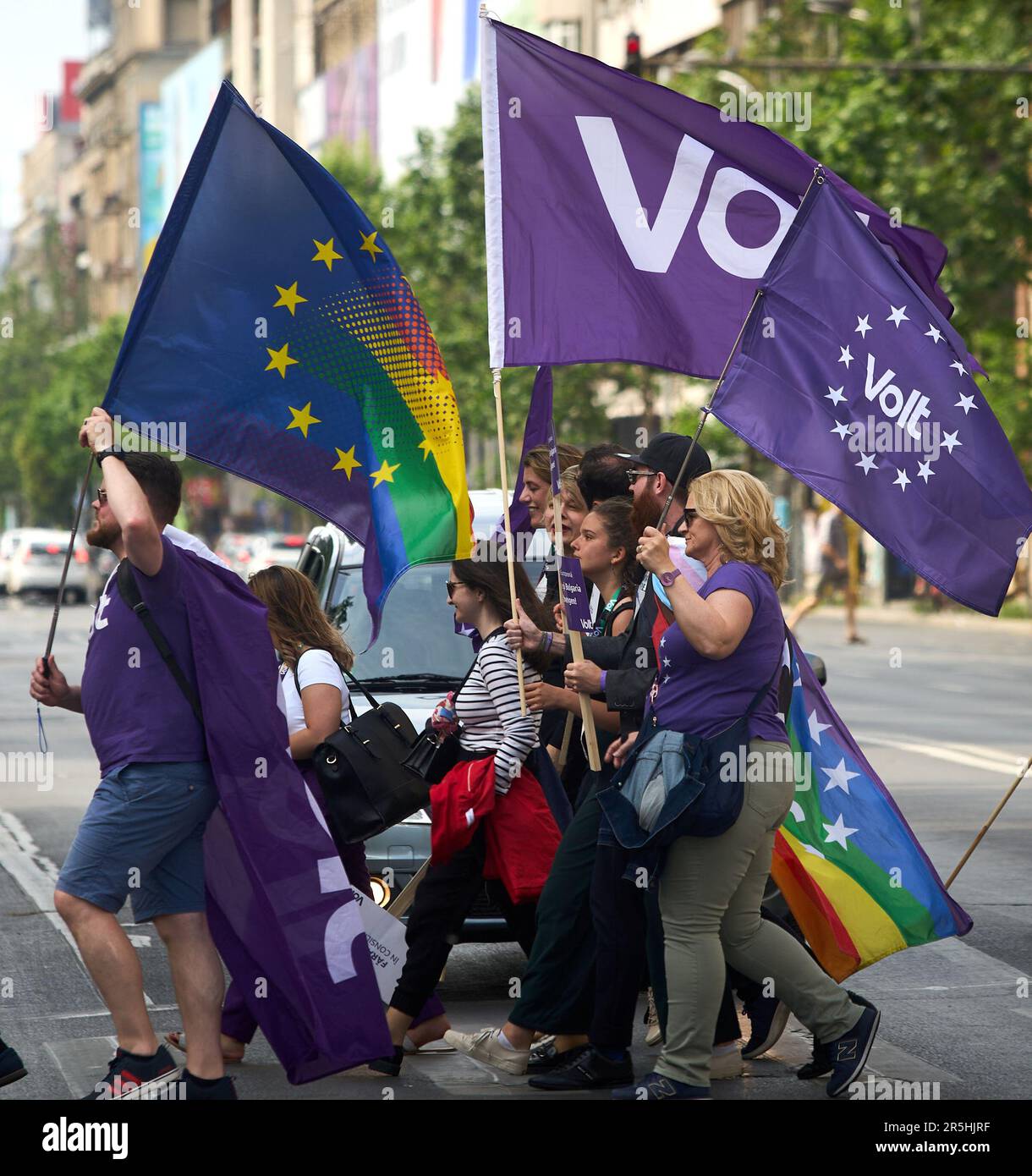 Bucarest, Romania. 3rd giugno 2023: Diverse centinaia di persone, la maggior parte delle quali, circa 400, cittadini europei provenienti dall'estero, partecipano all'unità europea ora: La Romania a Schengen! marzo durante il quale è stata chiesta l'adesione di Romania e Bulgaria a Schengen. la marcia è organizzata dal pragmatico e progressista partito politico paneuropeo Volt Europa e Volt Romania, su un percorso di un chilometro e mezzo che parte dal centro di Bucarest e termina al Palazzo Vittoria, sede del governo rumeno. Credit: Lucian Alecu/Alamy Live News Foto Stock