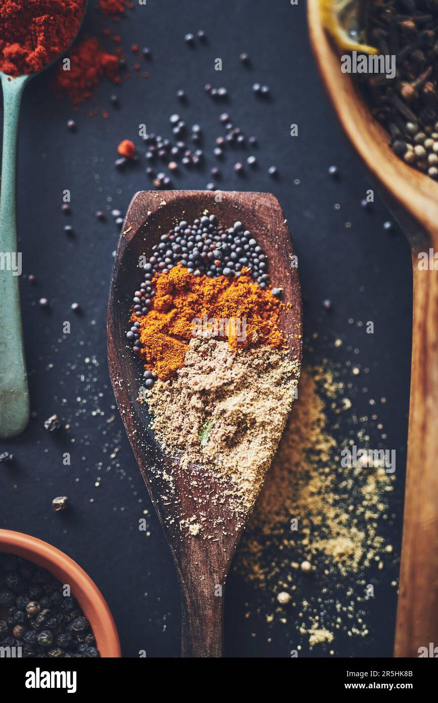 Ogni ricetta segreta richiede un cucchiaio di curry. un assortimento di spezie. Foto Stock