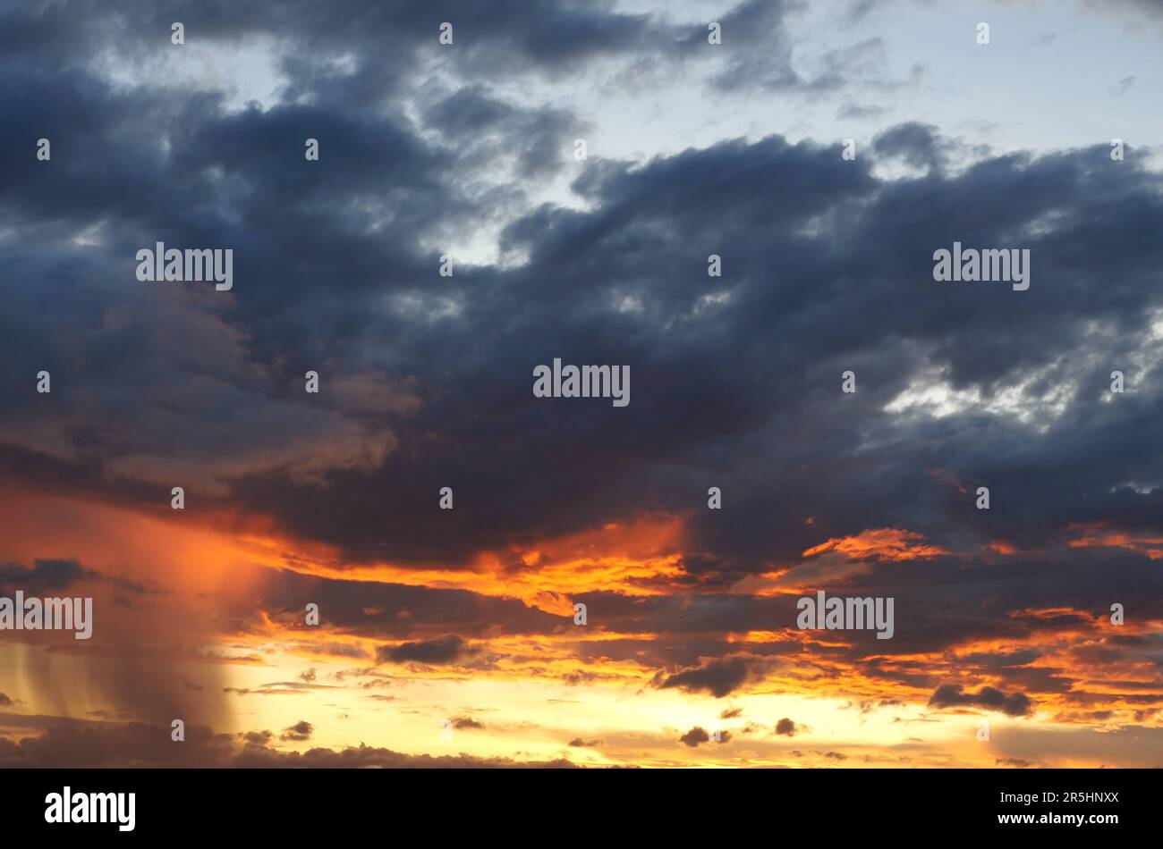 Nuvola e cielo blu in un'ora magica al tramonto, l'orizzonte cominciò a diventare arancione con nuvola viola di notte, drammatica area di paesaggio nuvoloso con caduta di pioggia Foto Stock