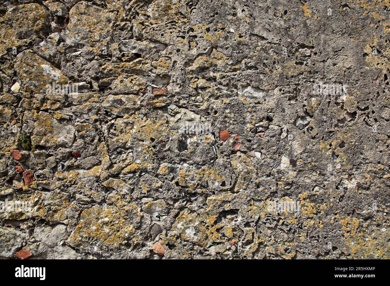 Un cemento intemperiato macerie e muro di pietra per l'uso in background. Foto Stock