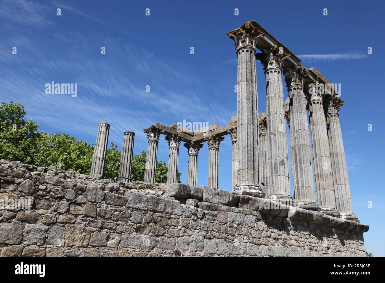 I resti antichi del Tempio Romano di Evora (chiamato Tempio di Diana). Questo tempio in stile corinzio è diventato il punto di riferimento iconico Foto Stock