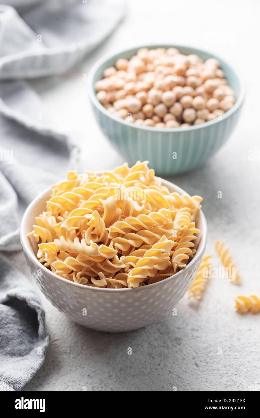 Fusilli di ceci. Ciotola con pasta cruda e ceci. Pasta senza glutine. Foto Stock