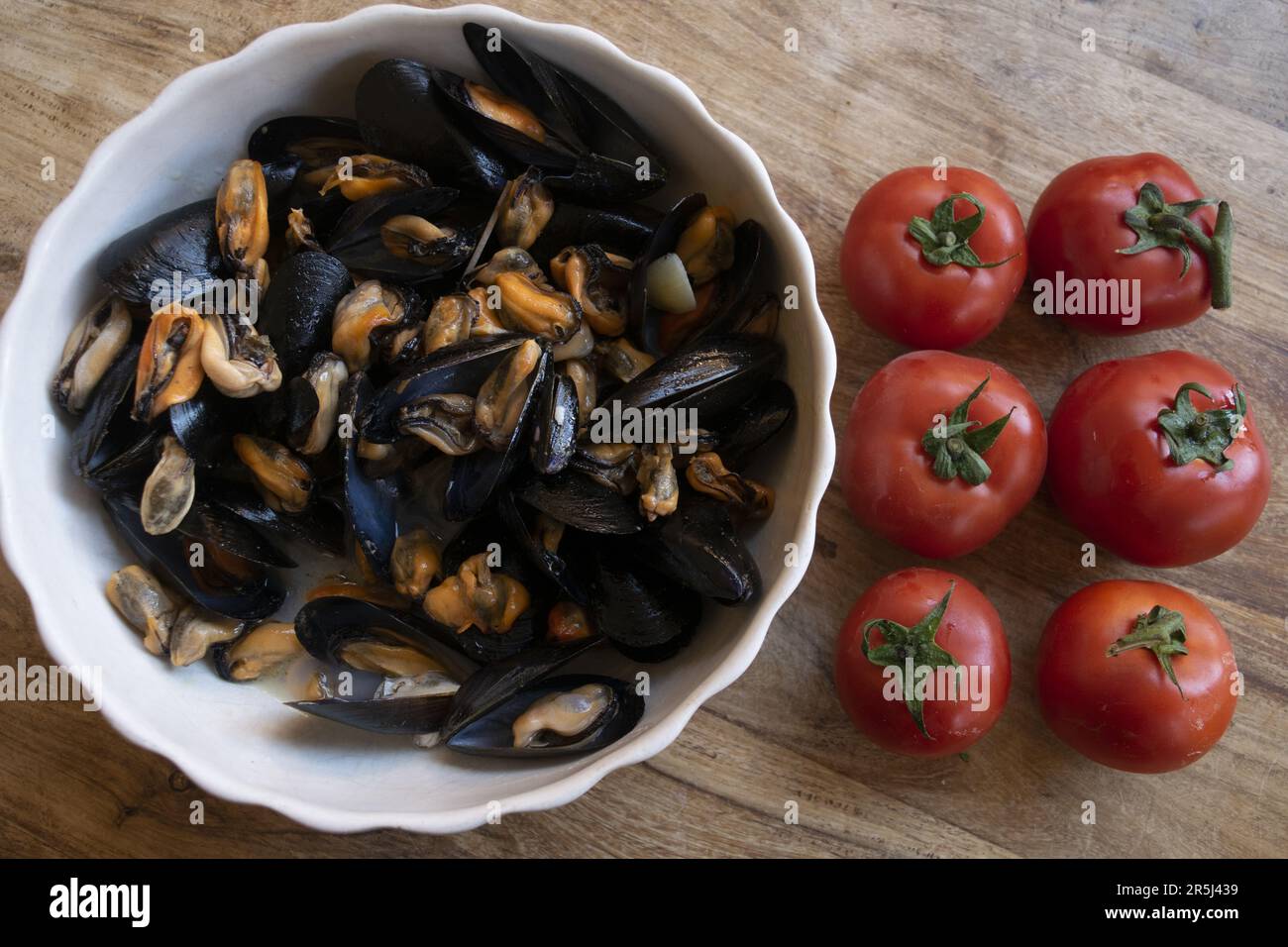 cozze di zuppa con peperone preparate con pomodori freschi Foto Stock