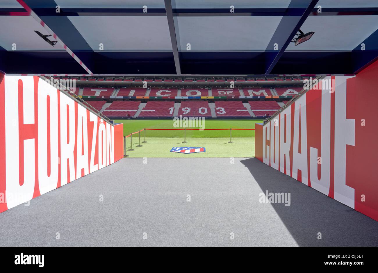 Vista sul campo all'arena Civitas Metropolitano - il parco giochi ufficiale del FC Atletico Madrid dal tunnel dei giocatori Foto Stock