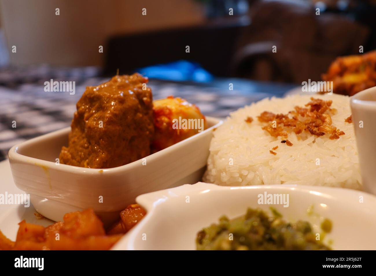 Il Rendang è un delizioso piatto indonesiano conosciuto in tutto il mondo, a base di manzo e spezie con latte di cocco Foto Stock