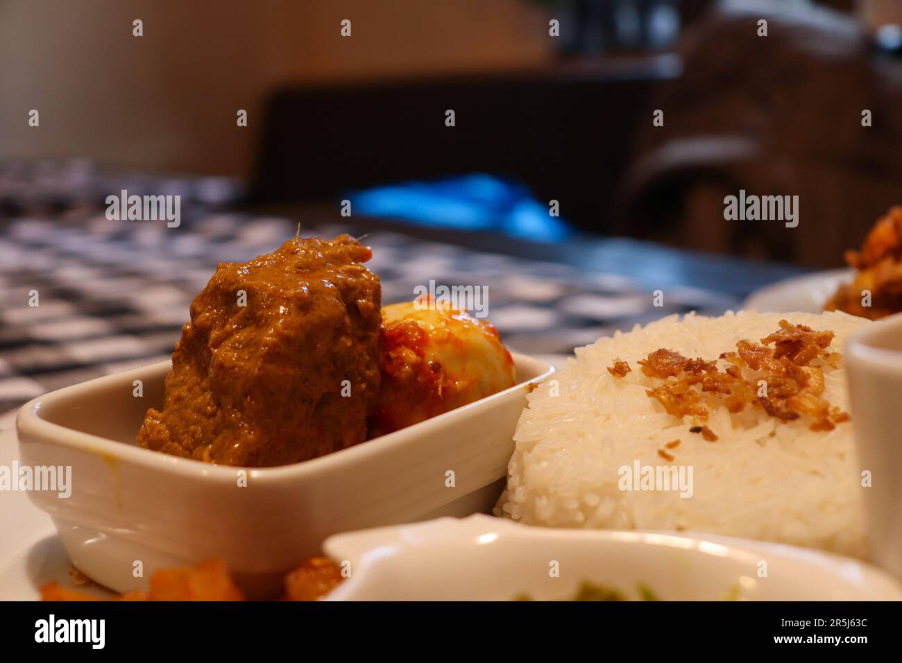 Il Rendang è un delizioso piatto indonesiano conosciuto in tutto il mondo, a base di manzo e spezie con latte di cocco Foto Stock