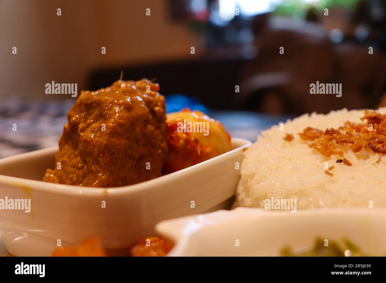 Il Rendang è un delizioso piatto indonesiano conosciuto in tutto il mondo, a base di manzo e spezie con latte di cocco Foto Stock