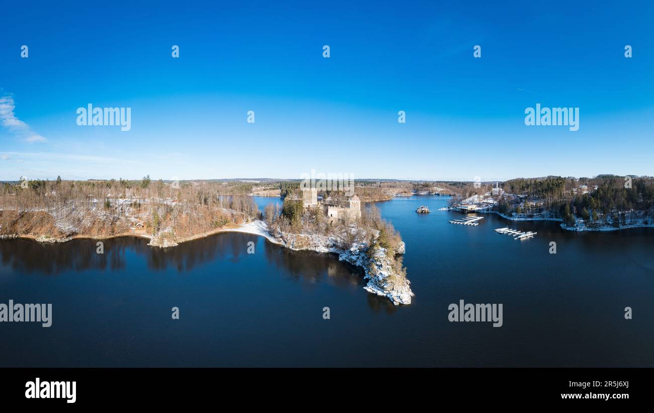 Rovine di Lichtenfels innevate nella regione di Waldviertel. Splendido e famoso punto di riferimento sul lago Ottenstein a Waldviertel, bassa Austria. Vista aerea in wi Foto Stock