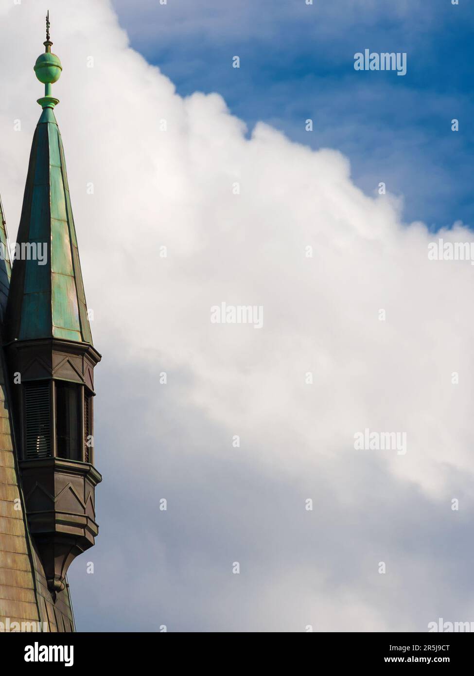 Architettura medievale a Praga. Torretta decorativa con cielo nuvoloso e spazio copia Foto Stock