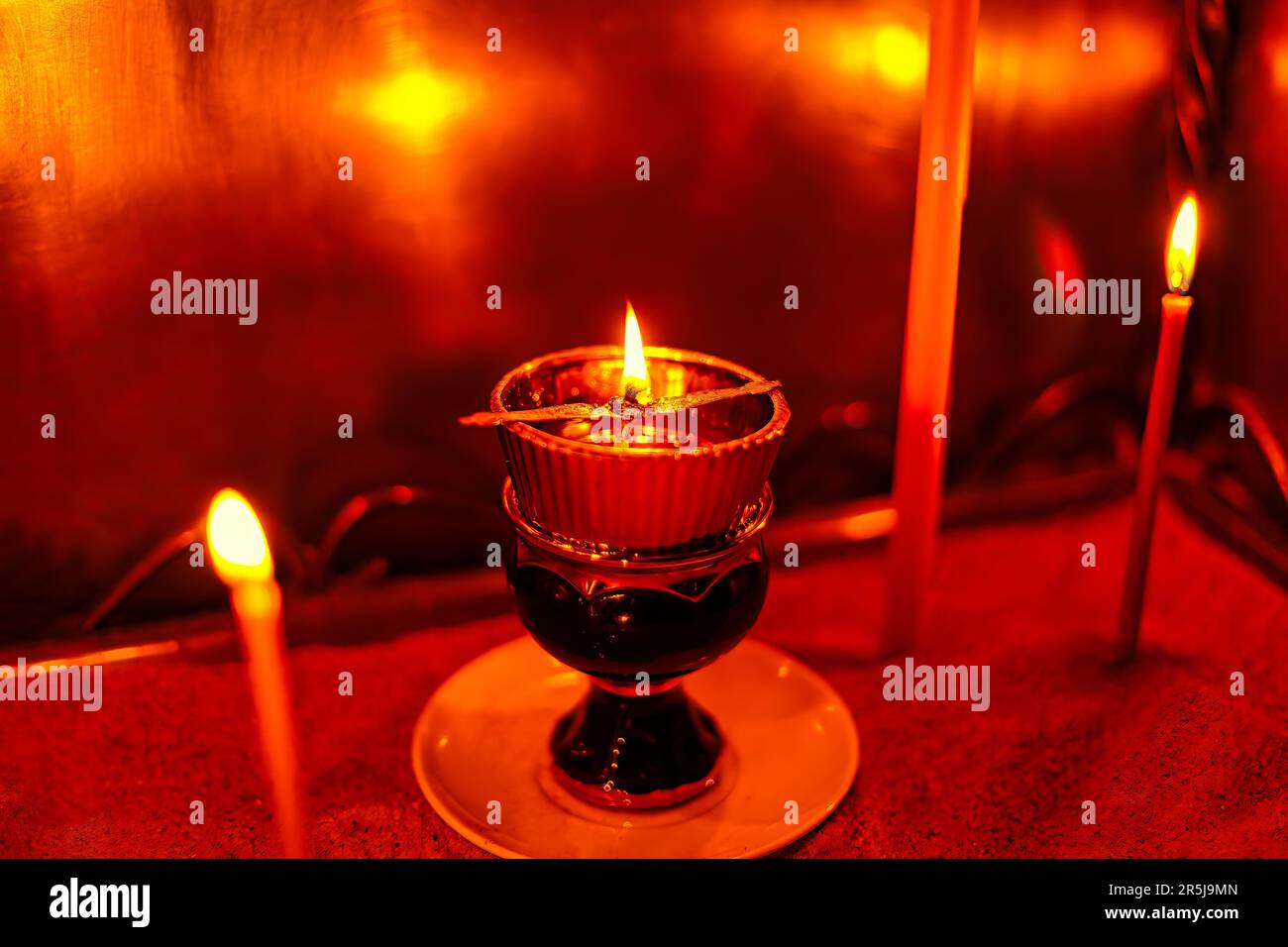 Candela con olio di lampada della chiesa . Pregare candele brucianti Foto Stock