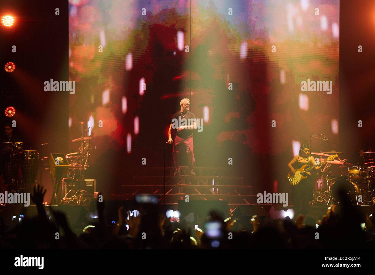 Pamplona, Navarra. España. 3 junio 2023. Música. Concierto en vivo. El cantante Alejandro Sanz icia la segunda parte de su giro «Sanz en vivo» en el Pabellón Navarra Arena de Pamplona con un concierto que ha tomado especial importancia después de que el pasado 27 de mayo el artista dijera en sus redes sociales que no se encontraba bien de ánimo pero que quería seguir adelante con la giro, en Pamplona a 3 de junio de 2023. Crédito: Iñigo Alzugaray/Cordon Press Pamplona, Navarra. Spagna. 3rd giugno 2023. Musica. Concerto dal vivo. Il cantante Alejandro Sanz inizia la seconda parte del suo 'Sanz en vivo Foto Stock