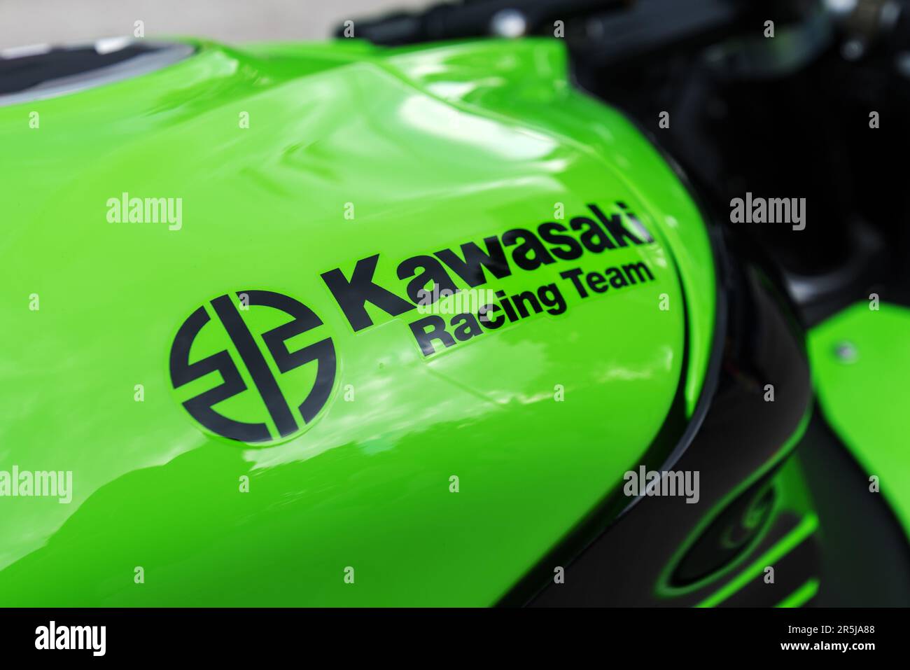 Novi Sad, Serbia - 24 maggio 2023: Logo del team di corse Kawasaki sul serbatoio del gas per moto Foto Stock