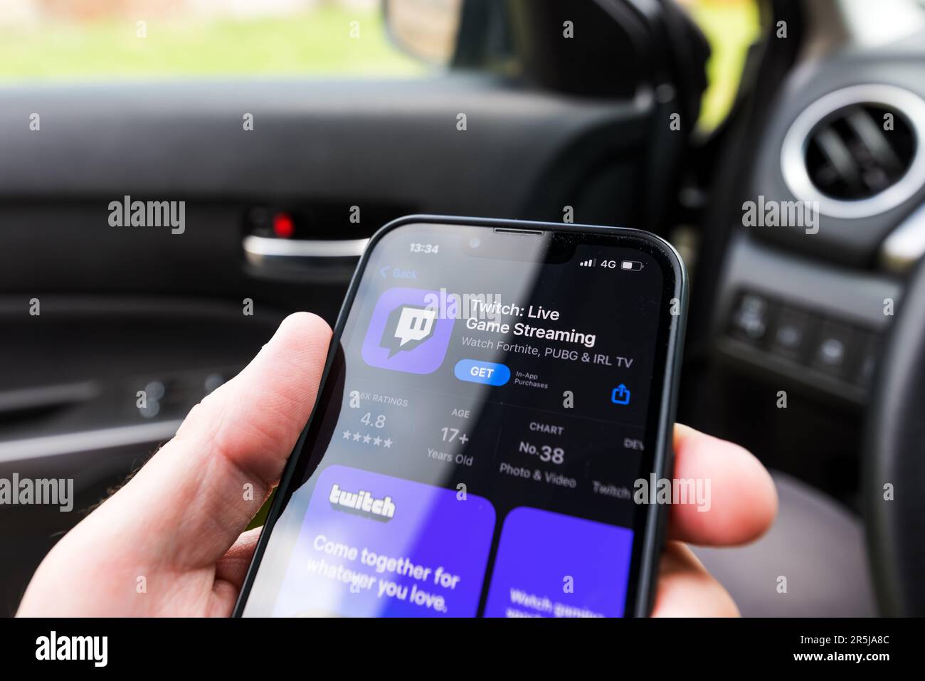 Novi Sad, Serbia - 24 maggio 2023: Twitch app per iPhone su Apple AppStore Foto Stock