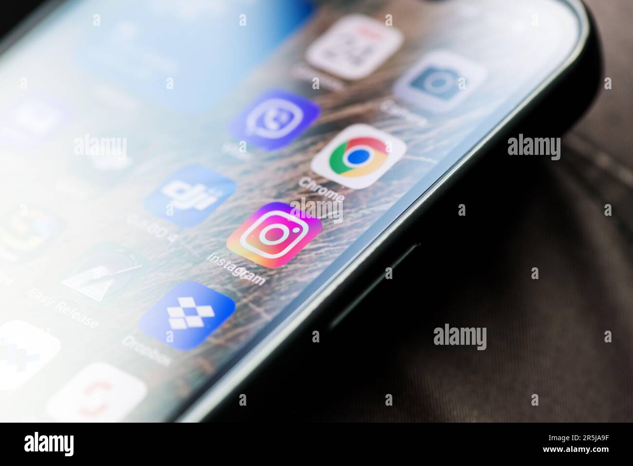 Novi Sad, Serbia - 24 maggio 2023: Icona dell'applicazione smartphone Instagram sullo schermo dell'iPhone, editoriale illustrativo Foto Stock