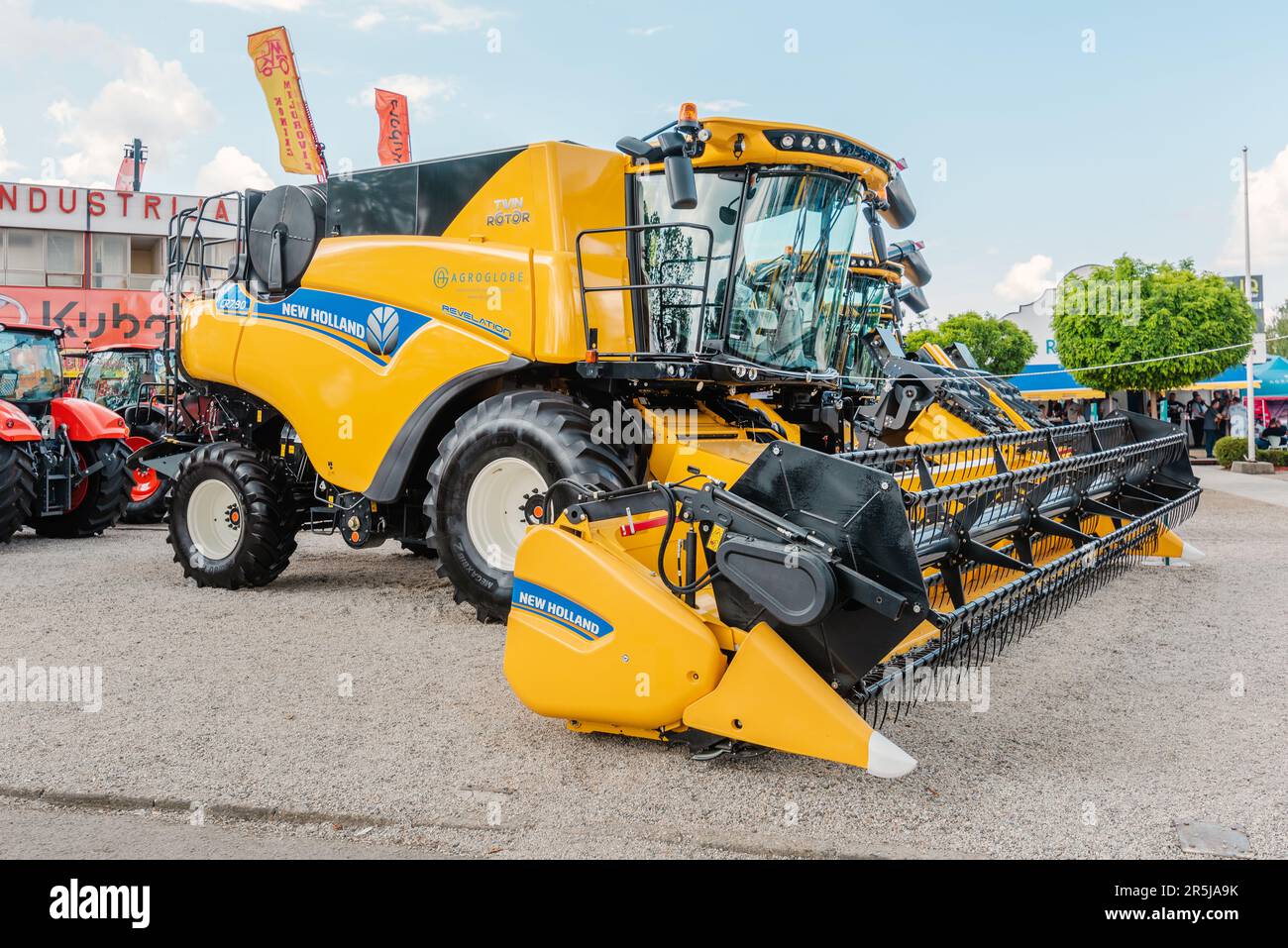 Novi Sad, Serbia - 25 maggio 2023: Modern New Holland Farming Crop Harvester on Agricultural fair a Novi Sad Foto Stock