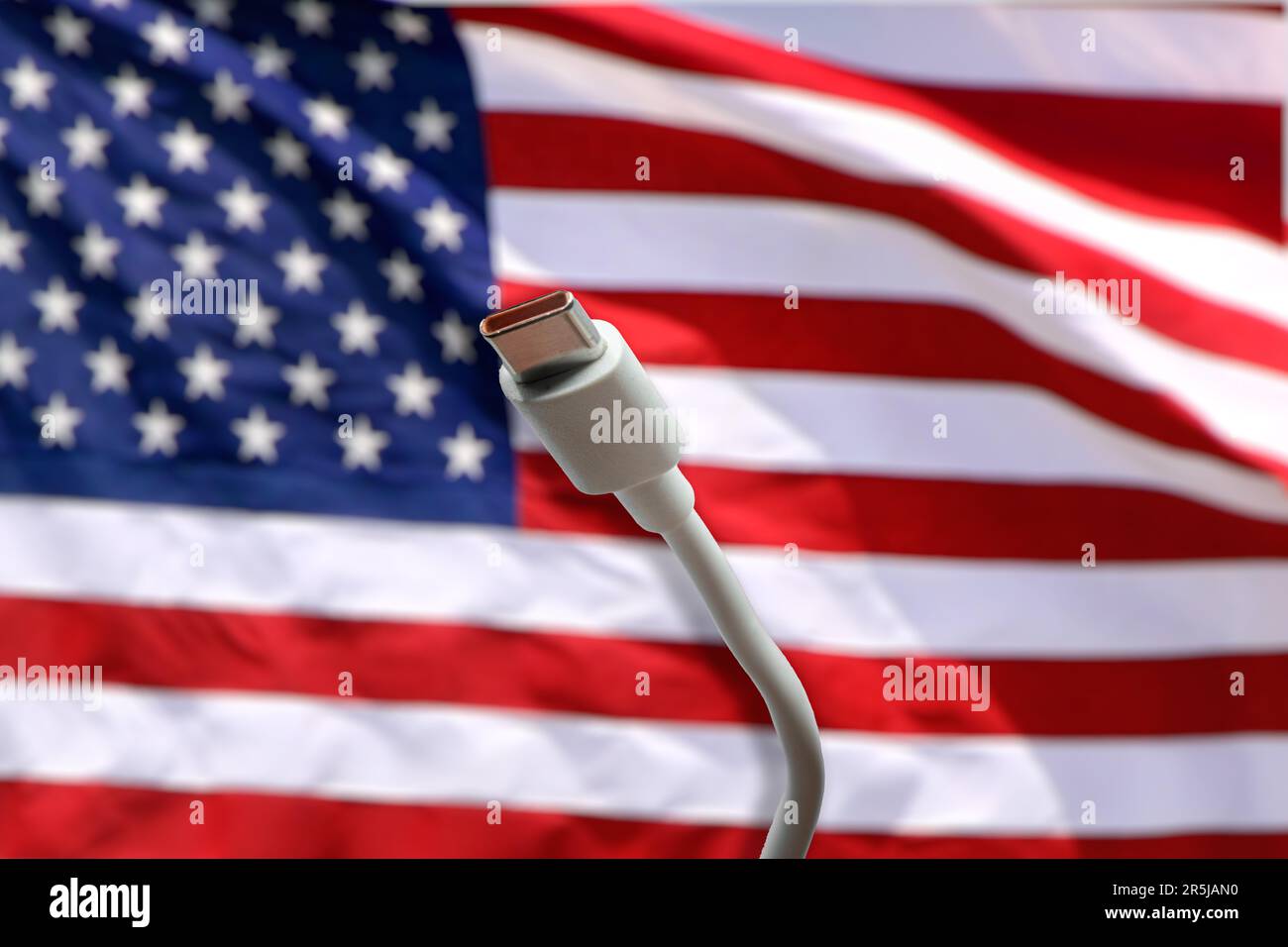 Cavo USB-C con la bandiera americana sullo sfondo Foto Stock