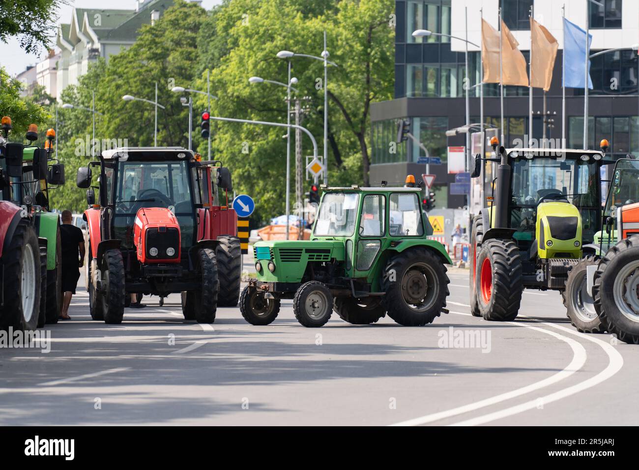 Gli agricoltori hanno bloccato il traffico con i trattori durante una protesta Foto Stock