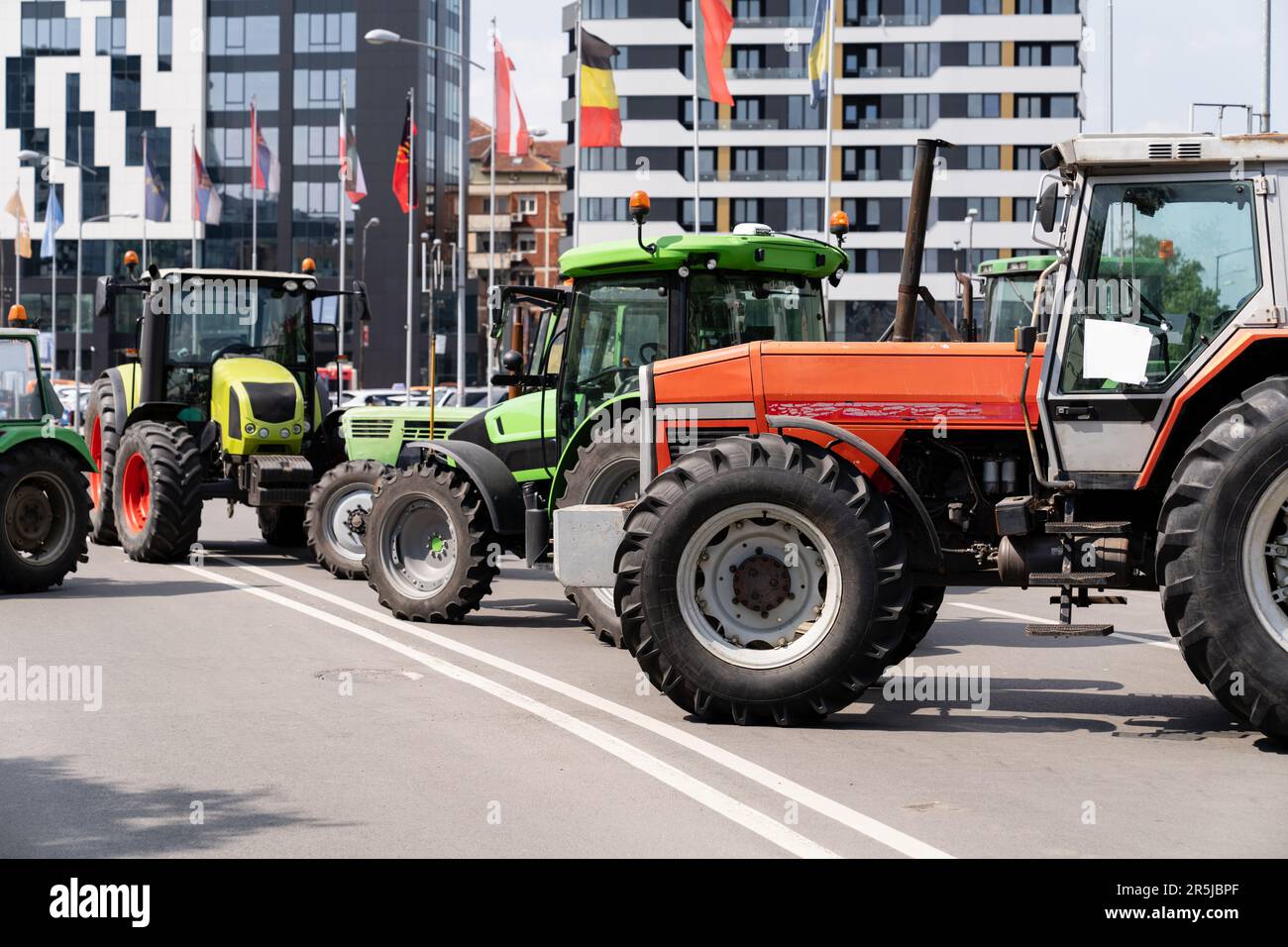 Gli agricoltori hanno bloccato il traffico con i trattori durante una protesta Foto Stock