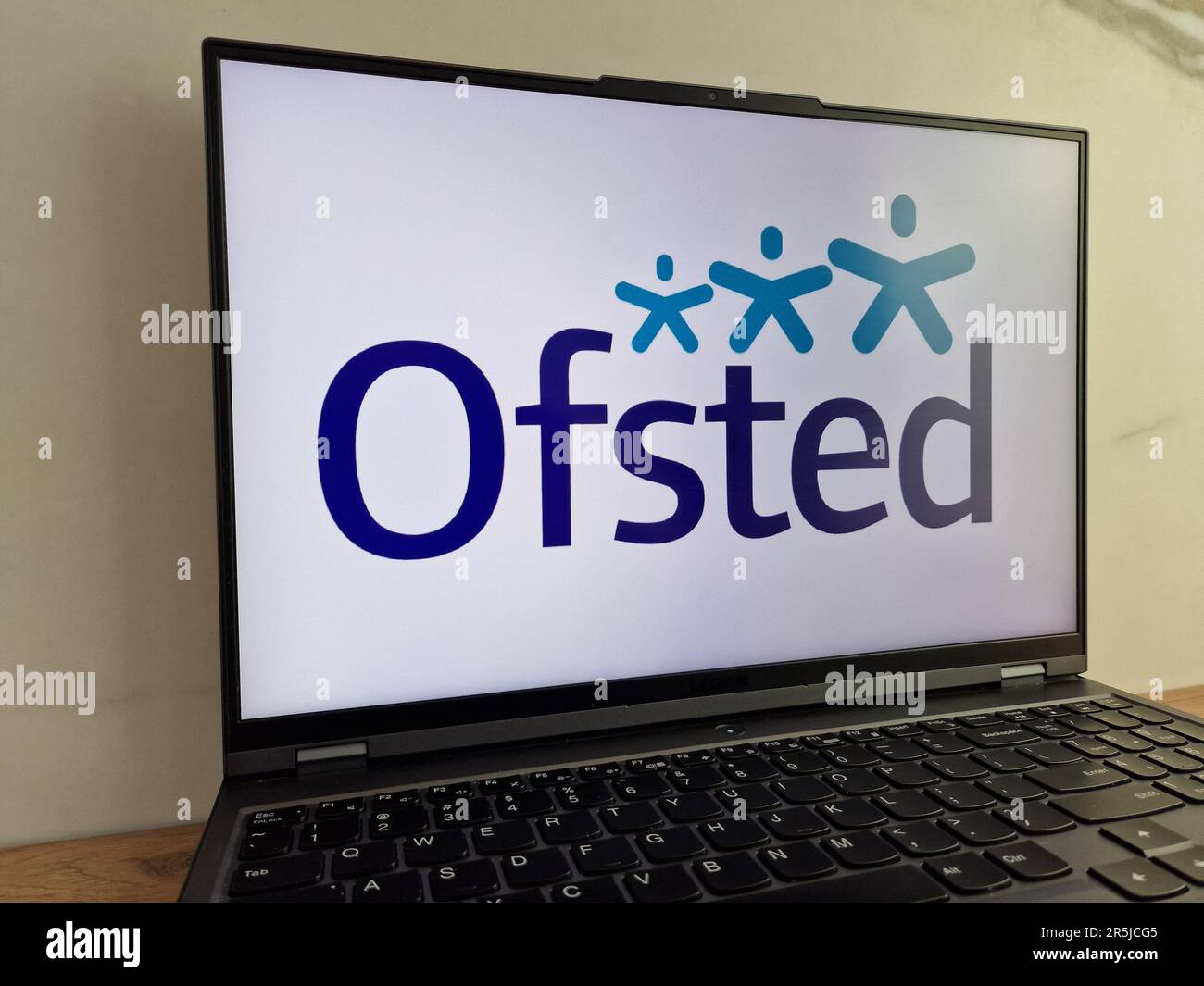 KONSKIE, Polonia - 28 maggio 2023: Il logo dell'agenzia governativa Ofsted viene visualizzato sullo schermo del PC portatile Foto Stock