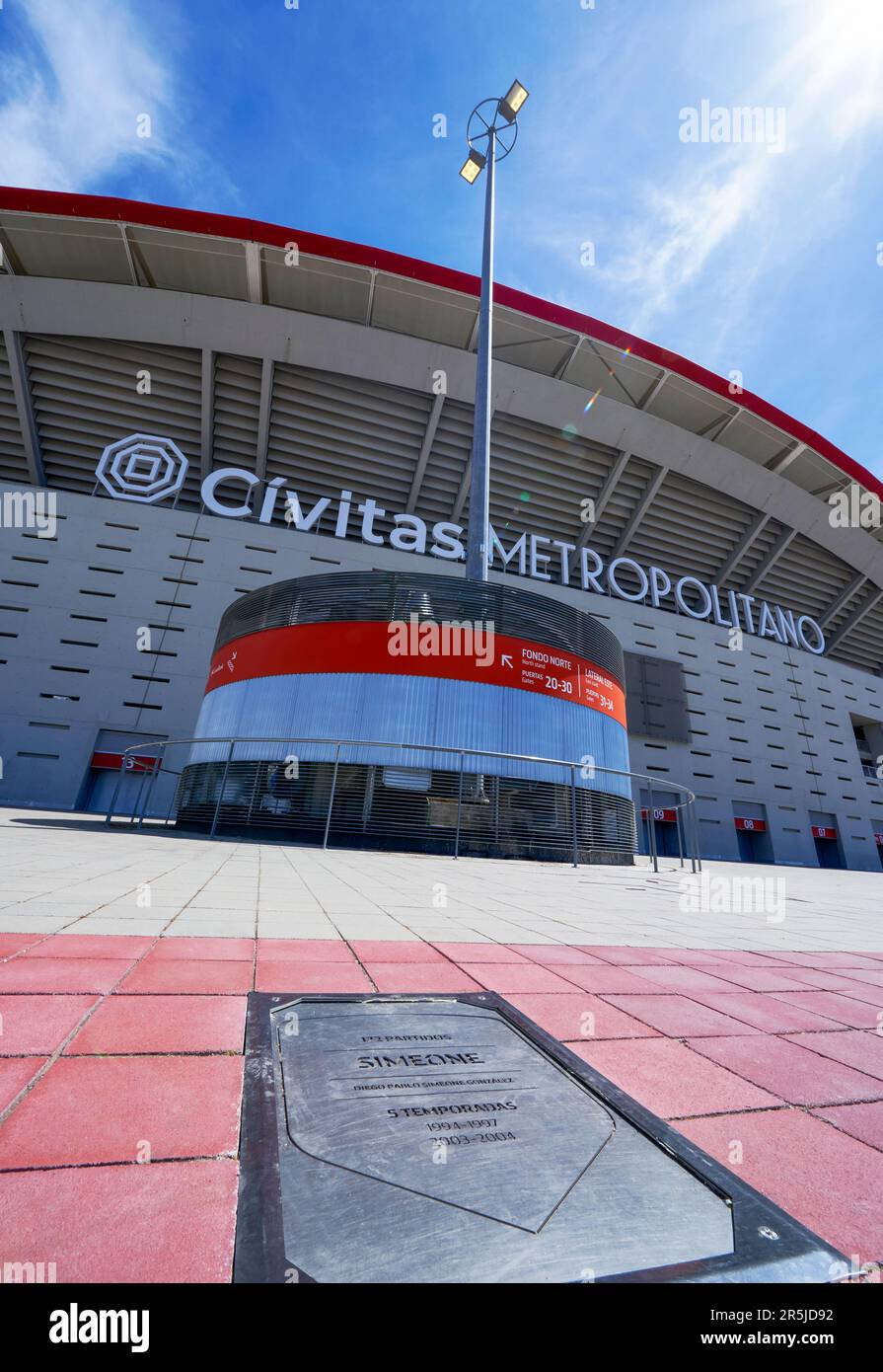 Piatti con i nomi dei giocatori souvenir in vendita nel negozio dell'arena Civitas Metropolitano, lo stadio ufficiale dell'FC Athletic Foto Stock
