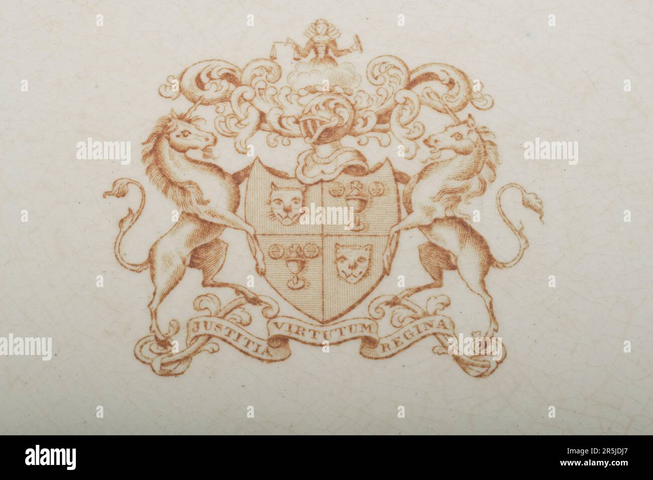The Worshipful Company of Goldsmiths stemma su un piatto. Una vecchia illustrazione del loro mantello di armi. Foto Stock