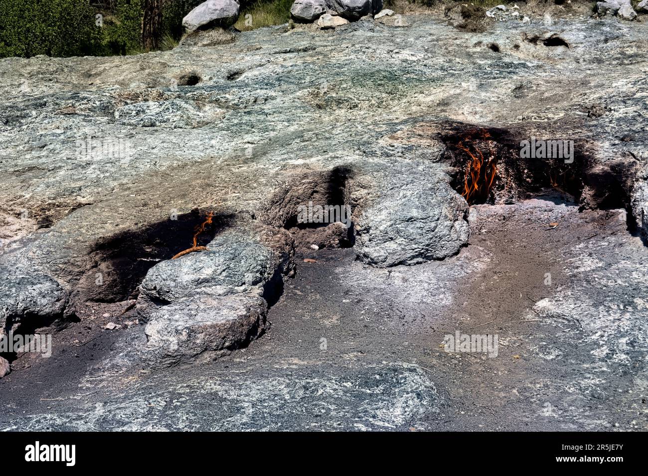 Yanartaş, l'eterna fiamma ardente, vicino alle rovine Olympos lungo la via Licia, Cirali, Turchia Foto Stock