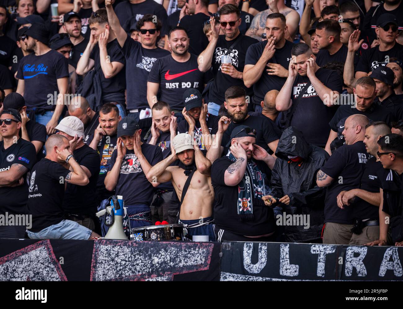 Berlino, Germania. 3rd Giu, 2023. Eintracht Ultra zündet Cina Böller. Fans halten sich die Ohren zu RB Leipzig - Eintracht Frankfurt DFB Pokal finale Foto Stock