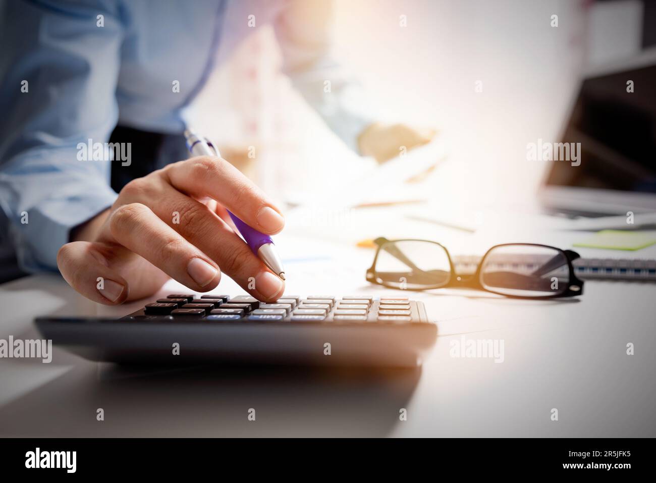 Lavoro contabile, calcolo rapporto finanziario in carica Foto Stock