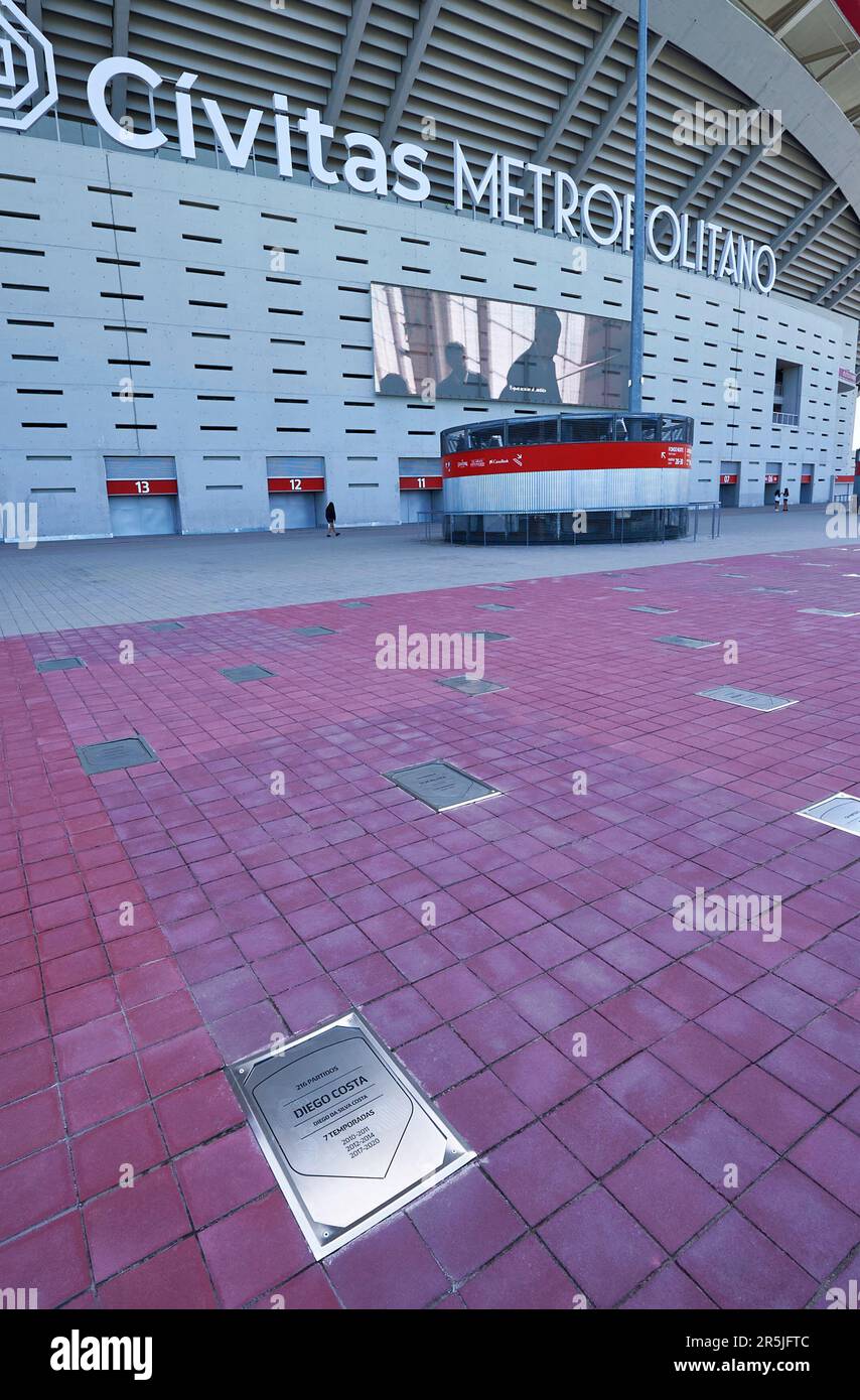 Piatti con i nomi dei giocatori souvenir in vendita nel negozio dell'arena Civitas Metropolitano, lo stadio ufficiale dell'FC Athletic Foto Stock