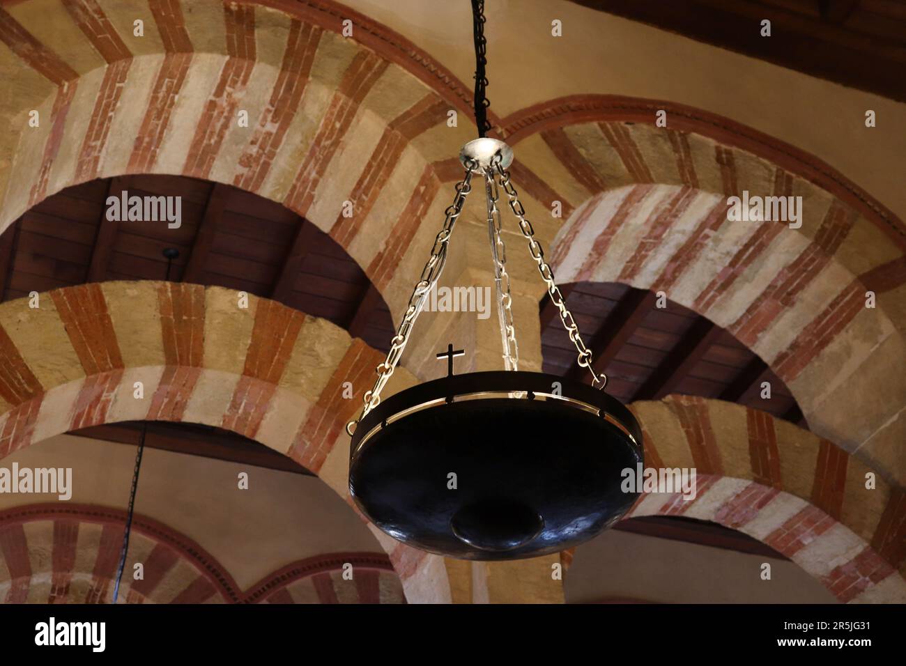 Immagine ravvicinata della lampada appesa all'interno della cattedrale della moschea (cattedrale della Mezquita) di Cordova con le colonne uniche Foto Stock