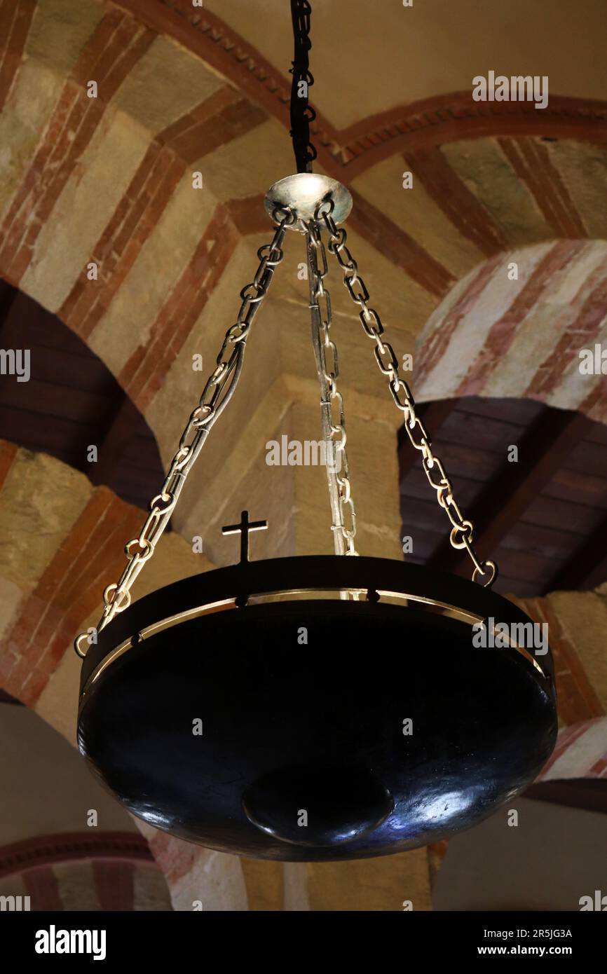 Immagine ravvicinata della lampada appesa all'interno della cattedrale della moschea (cattedrale della Mezquita) di Cordova con le colonne uniche Foto Stock