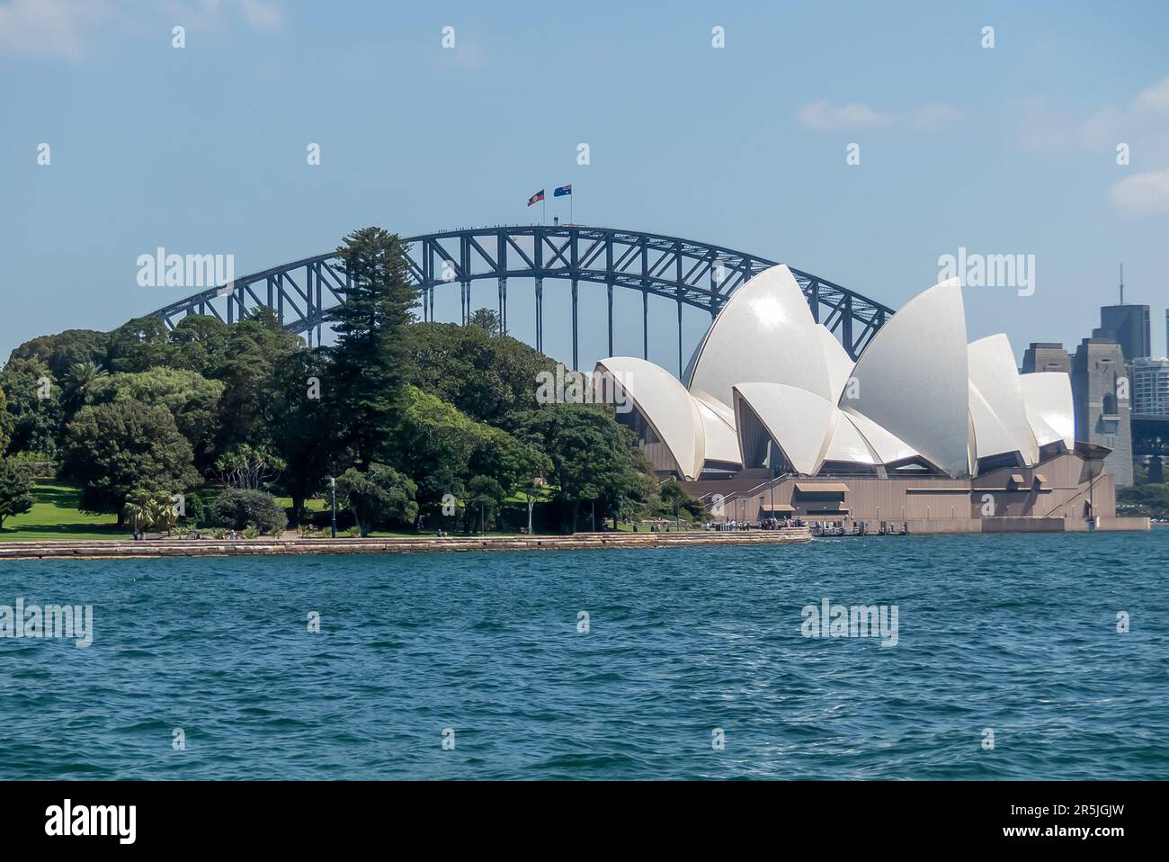 Il Sydney Harbour Bridge e l'Opera House dai Giardini Botanici Foto Stock