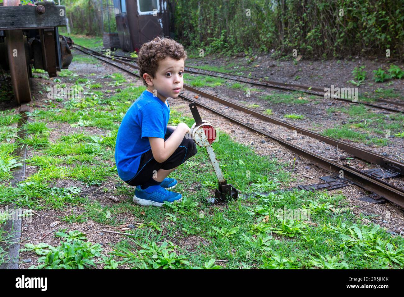 bambino sulla leva di commutazione binario ferroviario Foto Stock