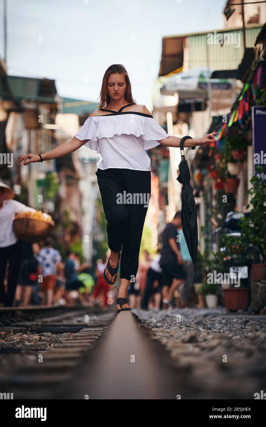 Le cose buone non sono mai venute dalle zone di comfort. una bella giovane donna che esplora una città straniera. Foto Stock