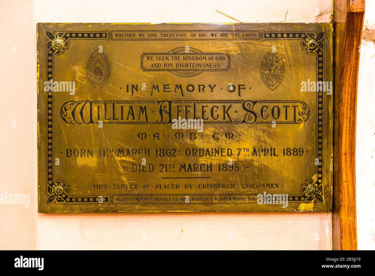 Una targa di bronzo nella Chiesa di San Michele e di Tutti gli Angeli, costruita tra il 1888 e il 1891 a Blantyre, Malawi, commemora William Affleck Scott (1862–1895), donata dagli "Edinburgh Guildsmen". Scott era il fratello minore del costruttore di chiese David Clement Scott e lo seguì nel lavoro missionario a Blantyre. Foto Stock