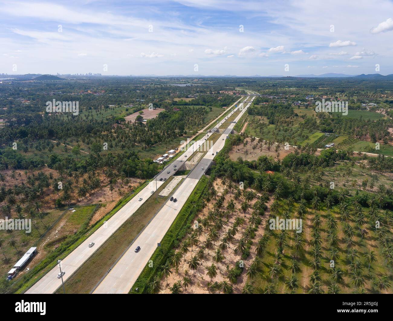 Autostrada numero 7 tra Bangkok e Mappa Ta Put in Thailandia. Questa parte si trova in un'area rurale del distretto Huai Yai nella periferia di Pattaya Foto Stock