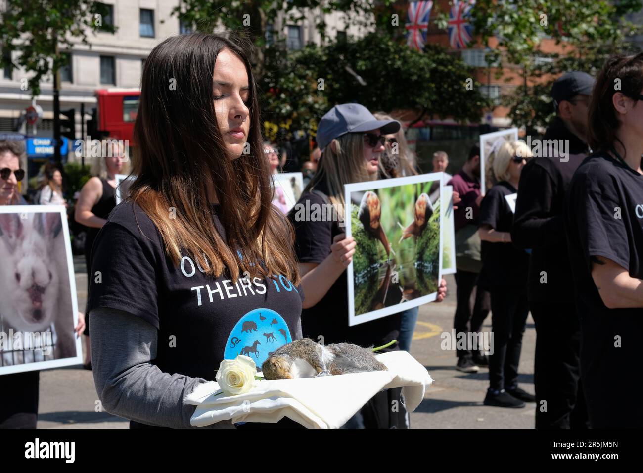 Londra, Regno Unito. 4th giugno, 2023. Gli attivisti per i diritti degli animali detengono animali morti per commemorare gli animali che muoiono ogni anno per mano umana, durante la National Animal Rights Day (NARD). Laura Gaggero/Alamy Live News. Foto Stock