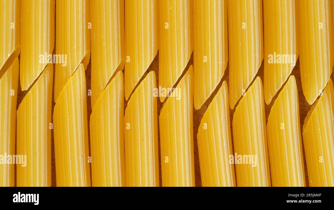 pasta italiana chiamata penne rigate, primo piano, cucina italiana e concetto di ristorante Foto Stock