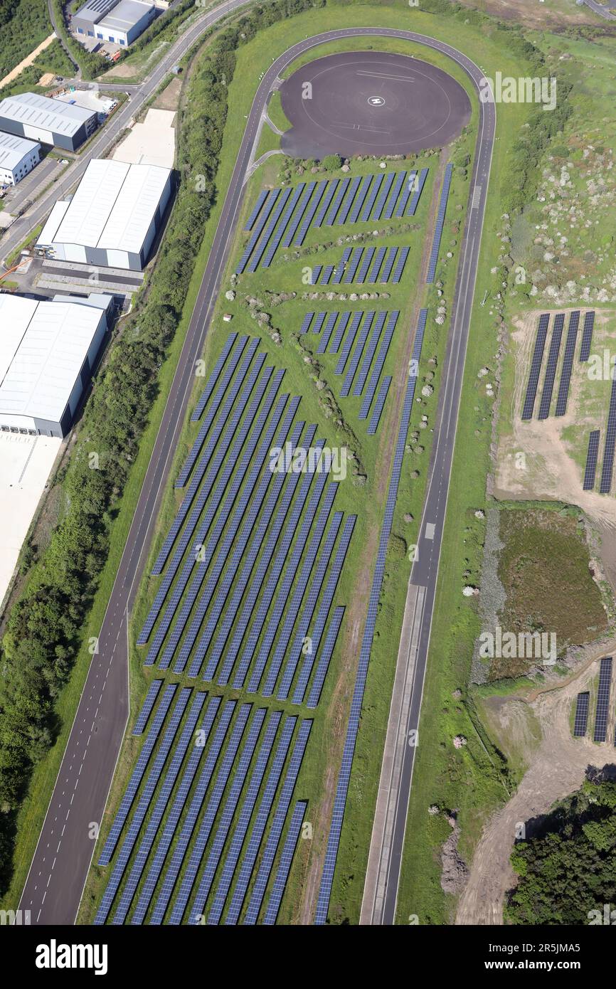 Veduta aerea della pista di prova del veicolo della fabbrica Nissan a Sunderland con pannelli solari all'interno del circuito Foto Stock