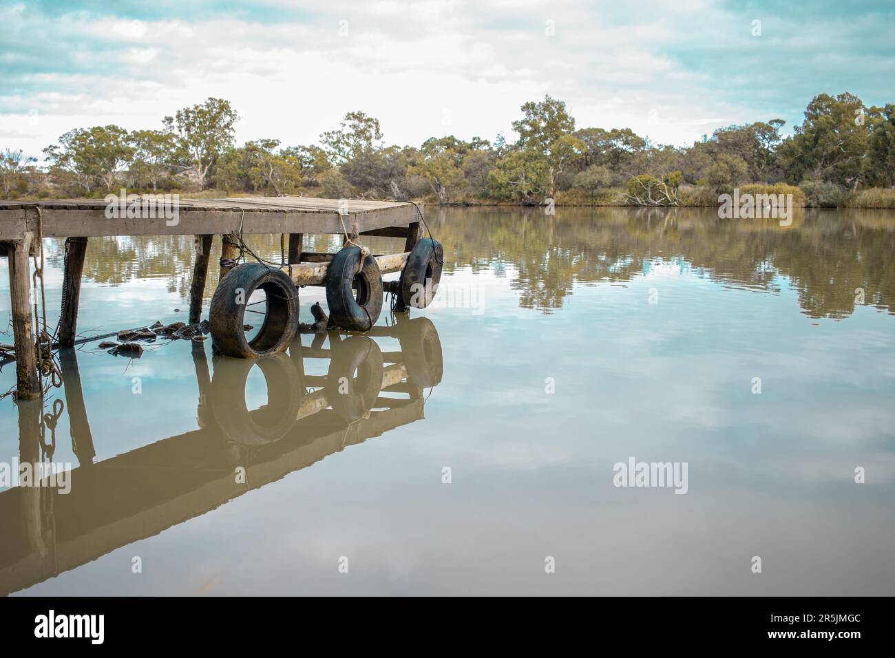 banchina di legno con protezioni pneumatici sul fiume murray Foto Stock