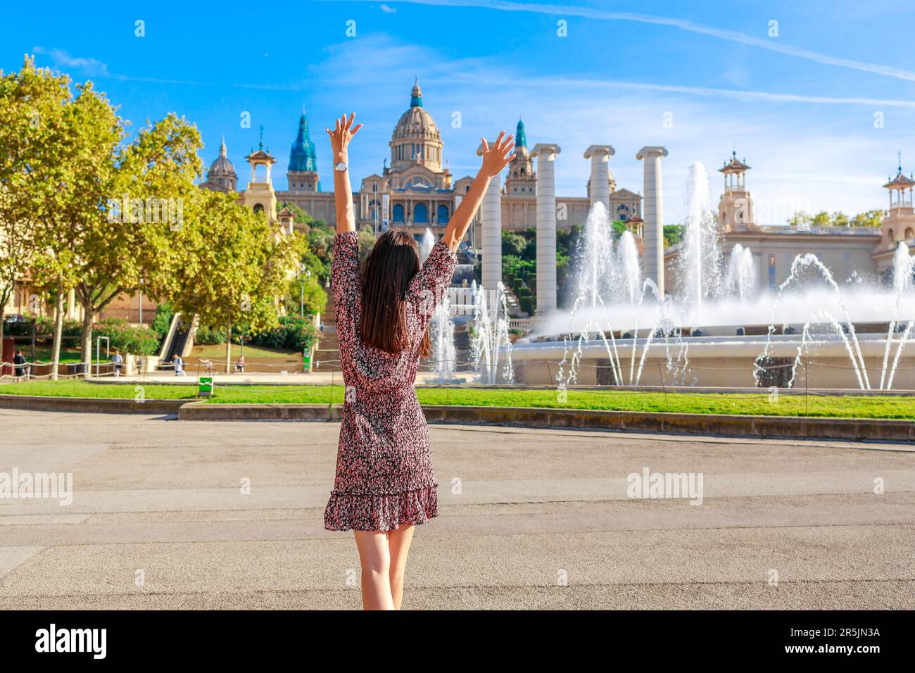 Donna turistica sulla collina di Montjuic. Vista popolare a Barcellona, Spagna. Foto Stock