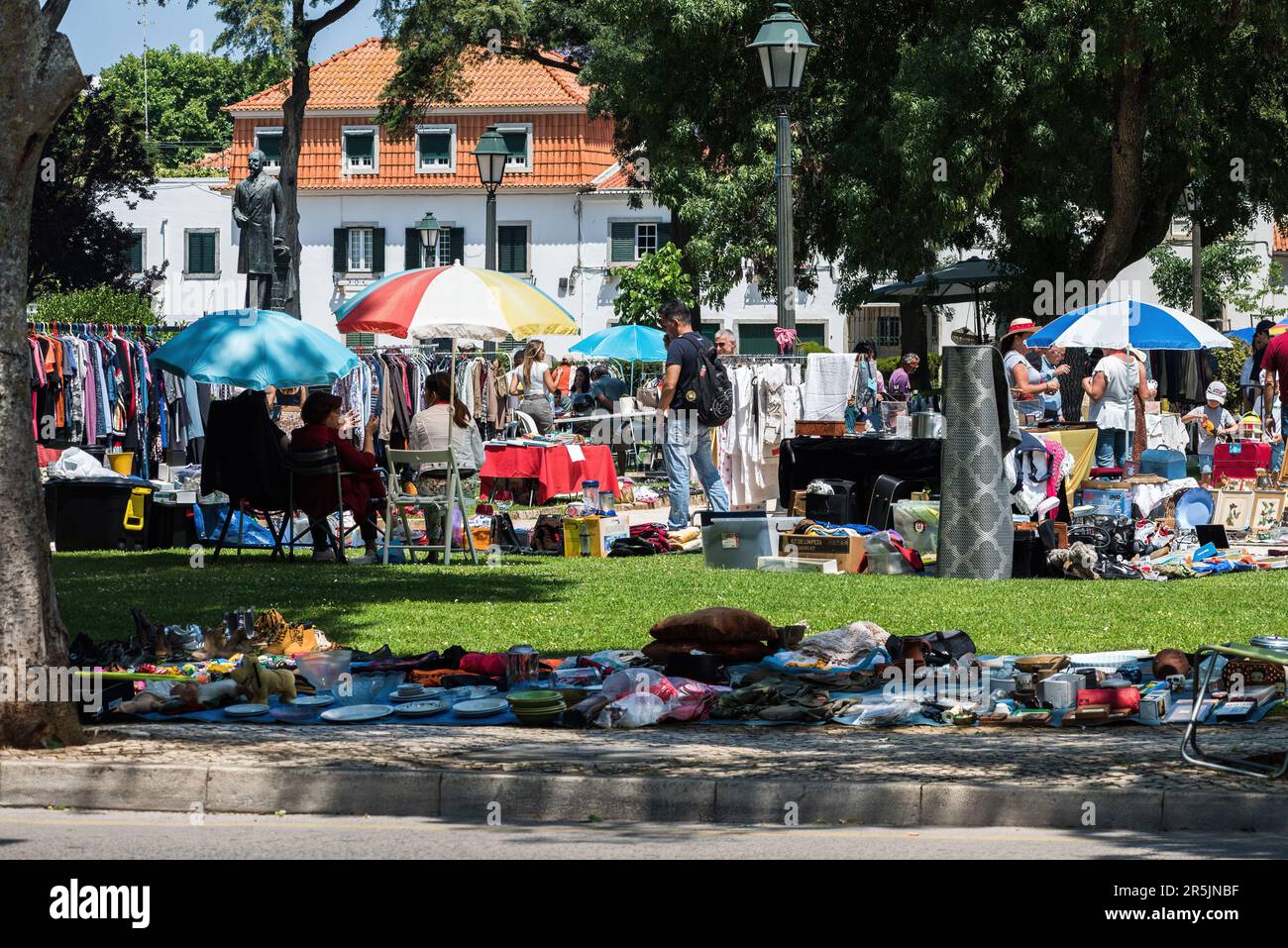 Cascais, Portogallo - 3 giugno 2023: Persone in un mercato delle pulci di strada a Cascais, Portogallo in una giornata di sole Foto Stock