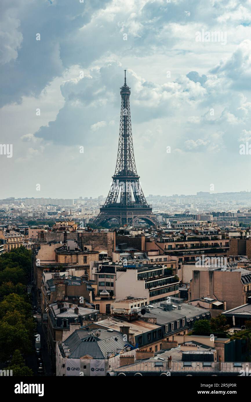 Foto da drone del paesaggio urbano di Parigi con la Torre Eiffel in lontananza Foto Stock