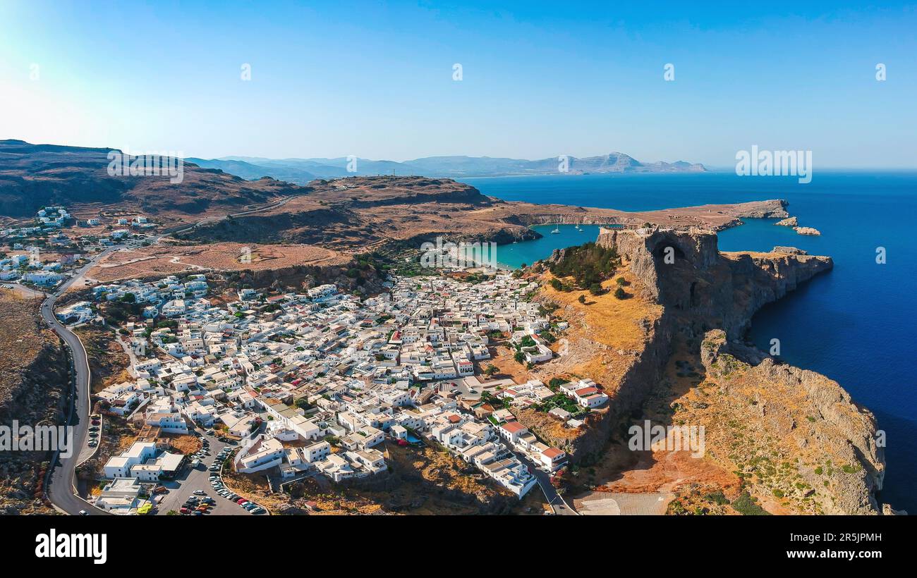 Vista aerea villaggio Lindos e castello, isola di Rodi, Grecia, Europa Foto Stock